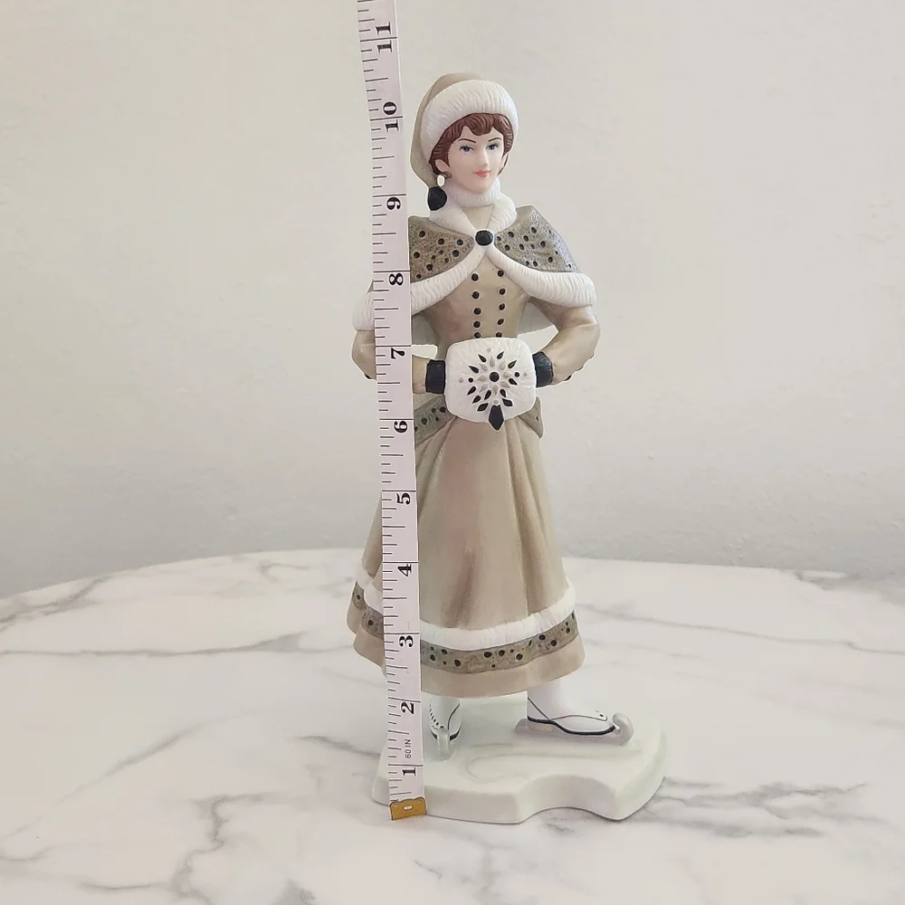 Avon Mrs. Albee 2014 Figurine  Collector’s Edition - Picture 10 of 16